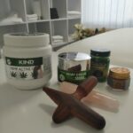 Massage-Holz-und-Cannabisoel-Cremen